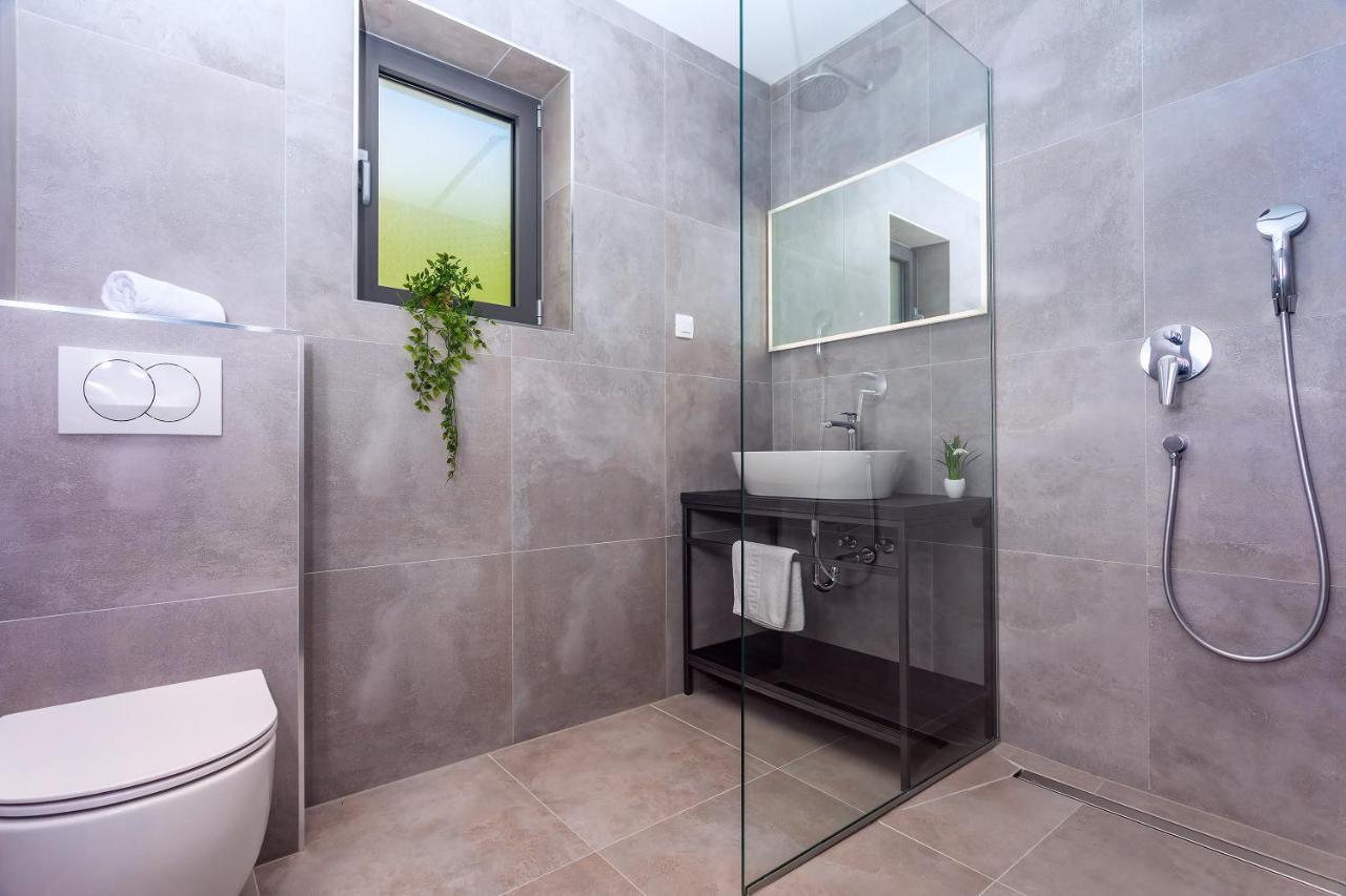 Villa Belvedere With Heated Pool, Billiards, Media Room, Sea Views,10 Pax Omiš Esterno foto