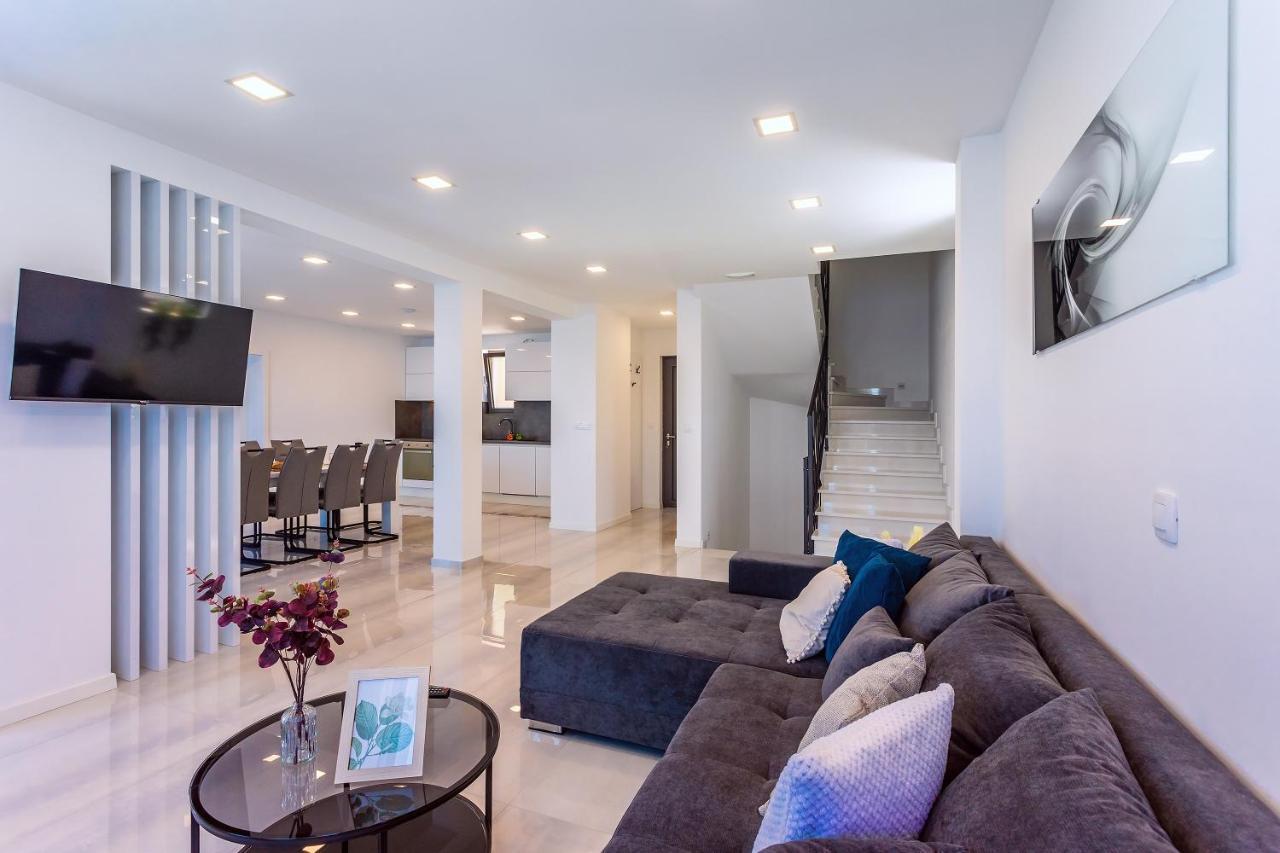 Villa Belvedere With Heated Pool, Billiards, Media Room, Sea Views,10 Pax Omiš Esterno foto